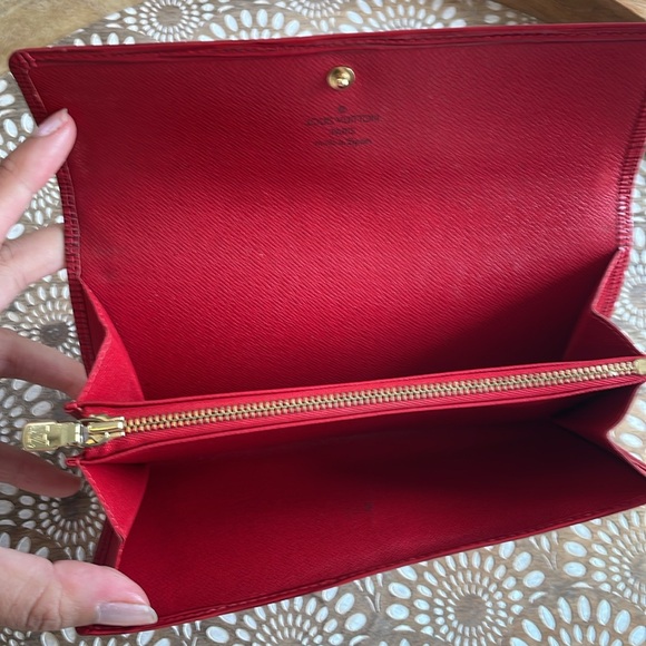 Louis Vuitton ❤️Red❤️ Epi Sarah - Picture 3 of 3